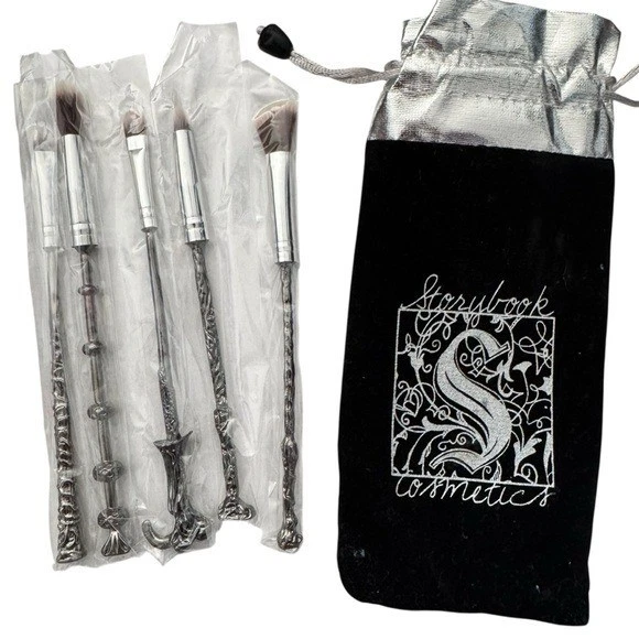 Juego de 5 brochas de maquillaje plateadas Storybook Cosmetics Harry Potter Foto 1 de 1