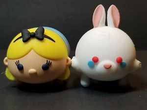 TSUM TSUM 2" SCHLÜSSELANHÄNGER DISNEY FIGUREN ALICE & DER WEISSE HASE FIGUREN 2 STÜCK - Bild 1 von 3