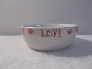 Plato cuenco de agua Whisker City Maullido en relieve Live Love blanco y rojo para gatos - Imagen 1 de 6