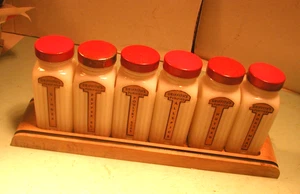 6 Vintage Gewürzbehälter aus Milch Klarglas von Griffith mit Holzgestell - Bild 1 von 2