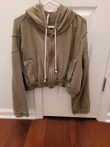 Free People Cropped Hoodie mit durchgehendem Reißverschluss in Militärgrün, Damengröße Small - Bild 1 von 3