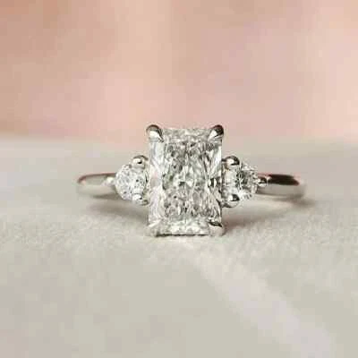 Alianza de tres piedras de diamantes cultivados en laboratorio VS1/G de corte radiante de 2 quilates de oro blanco de 14 k Foto 1 de 3