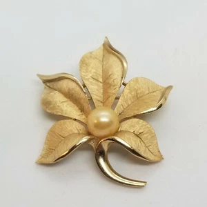 Broche broche vintage corona trifari tono dorado hoja de castaño cepillado imitación perla prendedor - Imagen 1 de 7