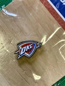NBA Oklahoma City Thunder Fanatics Metal Lapel Pin Badge NWT - Imagen 1 de 3