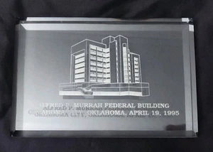 Rare 3D Laser Etched Alfred P Murrah Building 1995 Clear Glass Paperweight 6 x 4 - Picture 1 of 11