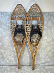 Par de zapatos de nieve vintage de madera, tripa y cuero - Imagen 1 de 12