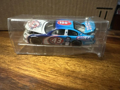 Petty Yogi Berra 43 8 NY Yankees 100th 2003 Intrepid Club Car 1:64 RCCA Acción Foto 1 de 4