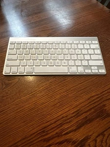 Genuine OEM Apple A1314 Bluetooth Wireless Keyboard EXCELLENT - Picture 1 of 5