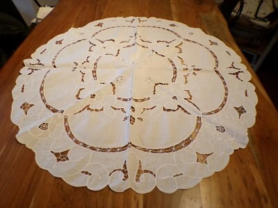 Linge ancien Centre de table coton  blanc brodé - Photo 1/3