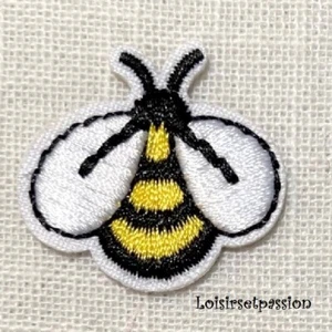 ÉCUSSON PATCH thermocollant, PETITE ABEILLE ** 3 x 3 cm ** Applique - Picture 1 of 1