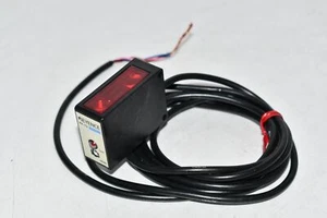 NEW Keyence PK-72 Fixed-Distance Photoelectric Sensor, Main Unit - Picture 1 of 3