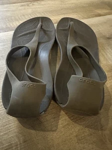 Crocs Sexi Serena bequeme Damen-Flip-Flop-Riemensandalen mit T-Riemen Größe 10 US - Bild 1 von 3