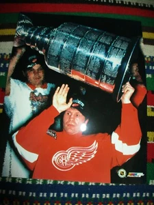 1998 DETROIT RED WINGS Vladimir Konstantinov W/Stanley Cup 8 x10 Photo - Picture 1 of 1