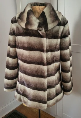 Abrigo de piel sintética a rayas Calvin Klein Ombre en tonos de gris/negro- PS Foto 1 de 4