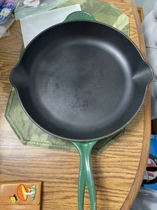 Le Creuset Green Enamel Cast Iron # 30 Double Spout Frying Pan Skillet 12" - Picture 1 of 4