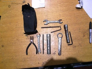 SUZUKI GSXR750 295 WERKZEUGKOFFER TASCHE OEM WARTUNG REPARATUR SERVICE WERKZEUGE PLATTE - Bild 1 von 9