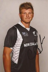 NEW ZEALAND: COREY ANDERSON SIGNED 6x4 ODI PORTRAIT PHOTO+COA - Picture 1 of 1