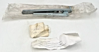 AMANA R0706011 DOOR HINGE RIGHT SIDE MISSING SCREWS OEM GENUINE - Image 1 of 4