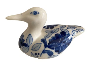 De Colección Estatuilla Pájaro Azul Blanco Pato Pintado a Mano Cerámica Hojas Florales - Imagen 1 de 9