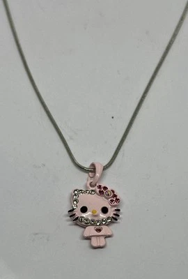 Colar pingente corrente tom prata amuleto rosa strass Hello Kitty 16" - Imagem 1 de 3
