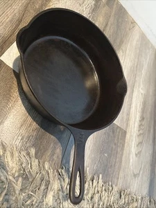 Griswold No. 8 Cast Iron Skillet Chicken Pan #777 Large Block Logo - Picture 1 of 9