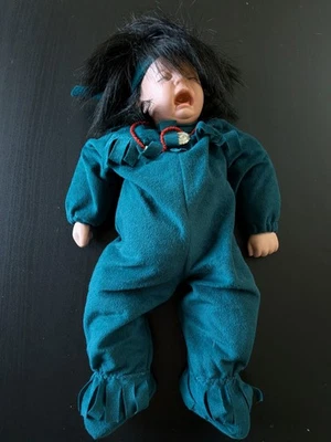 Muñeca bebé nativa americana vintage porcelana con cuerpo de frijol 14" verde llorando Foto 1 de 4