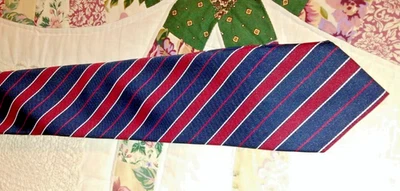 ВИНТАЖНЫЙ ТЕМНО-СИНИЙ БОРДОВЫЙ КРАСНЫЙ БЕЛЫЙ ДИАГОНАЛЬНАЯ ПОЛОСА ГАЛСТУК JOHN BLAIR 56» 60-Х? - Изображение 1 из 4