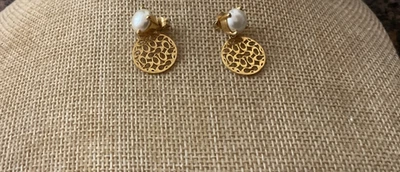 Pendientes Coach Tono Dorado Diseño CC Con Perla Imitada Tono Dorado Foto 1 de 3