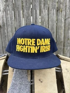 Notre Dame Fútbol Mitchell and Ness Snap Back Fútbol Universitario Clásico Irlandés - Imagen 1 de 5