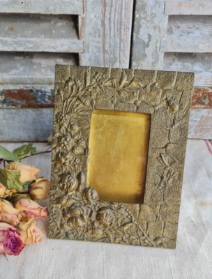 ANCIEN CADRE PHOTO LAITON BRONZE RELIEF FLEURS INSECTES PAPILLON ART NOUVEAU - Photo 1/4