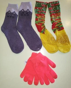 2 pair TEEN GIRLS WOMEN SOCKS purple cats gold red new nwot HOT PINK GLOVES NWT  - Picture 1 of 1