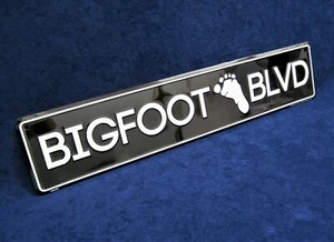 Letrero de calle de metal en relieve de 24" BIGFOOT BLVD *HECHO EN EE. UU.* - Hombre cueva garaje decoración de bar - Imagen 1 de 10