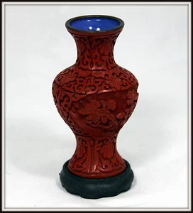 "Chinese Miniature Cinnabar Vase" w Hand Carved Wooden Stand - Foto 1 di 8
