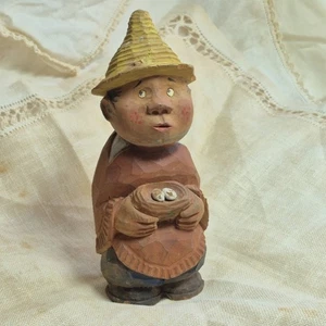 Handgeschnitzte Volkskunst primative Holzfigur Mann mit Vogelnest im Poncho - Bild 1 von 13