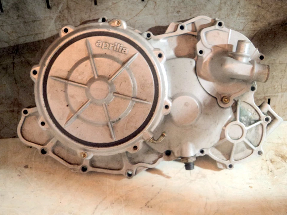 CARTER EMBRAYAGE AVEC POMPE A EAU APRILIA 1000 RSV - Photo 1/1
