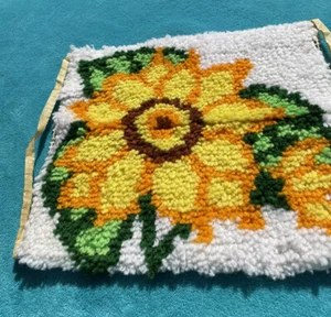 Fertig Riegel Haken Teppich Wandbehang Sonnenblume 13” x 13” - Bild 1 von 8