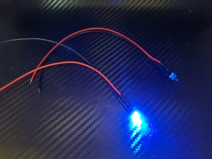 1x LED 2mm AZUL 4,8-12 Voltios Terminado Soldado Iluminación Policía THW Bomberos - Imagen 1 de 2
