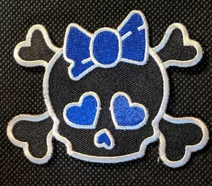 Parche bordado calavera infantil con lazo azul - Imagen 1 de 1