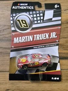 2025 Martin Truex Jr. #19 Bass Pro Shops Legacy 1:64 Lionel Wave 1 - Bild 1 von 3