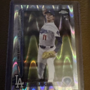 2025 Topps cromo #217 Roki Sasaki RAYWAVE REFRACTOR RC - Los Angeles Dodgers - Imagen 1 de 3