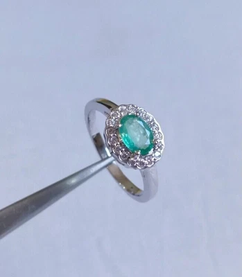 Anello aureola con zirconi ovali con smeraldo naturale in argento sterling... - Immagine 1 di 4