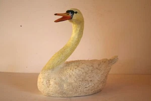28cm WHITE FLOATING SWAN - GARDEN GIFT - WATER FEATURE - POND ORNAMENT - Picture 1 of 1