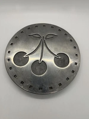 Trivit de aluminio vintage 3 cerezas. Pies de goma. Diámetro 6,5". Foto 1 de 4