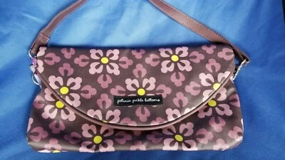 Bolso sin asas Petunia Pickle Bottom con parte inferior de pañales y toallitas ¿Cartera floral púrpura? Foto 1 de 4