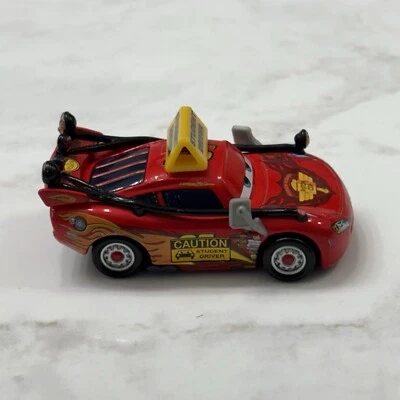 Pixar Cars Lightning McQueen Estudiante Driver Para Proteger y Servir 1:55 Raro (usado) Foto 1 de 4