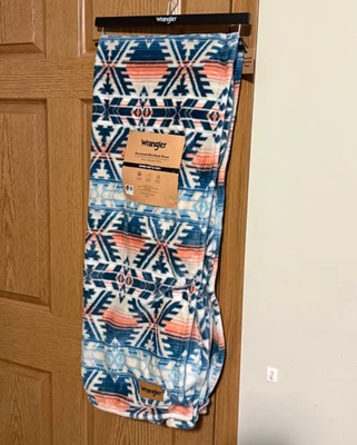 Manta de felpa ultra grande Wrangler 70" x 60" coral, azul, blanco azteca Foto 1 de 4