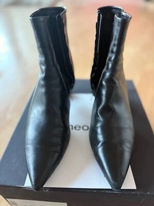 Theory Amria Calf  Boots in Black with Pointed Toe- 8.5M/39 - Pre-owned - Picture 1 of 6