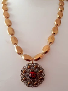 GOLD TONE OVAL PANEL NECKLACE FLOWER SHAPE PENDANT BLACK & RED CENTRE STONE  #ss - Bild 1 von 6