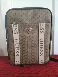 ZAINO BORSA DONNA GUESS GRANDE 'CHARLESTOWN TRAVEL' SCUOLA LAVORO NUOVO CON ETICHETTE LOGO CACAO - Foto 1 di 11