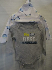 Kyle & Deena MY FIRST HANUKKAH Unisex 0-3M Manica Lunga 2 BODY TUTA E CAPPELLO Menorah - Foto 1 di 5